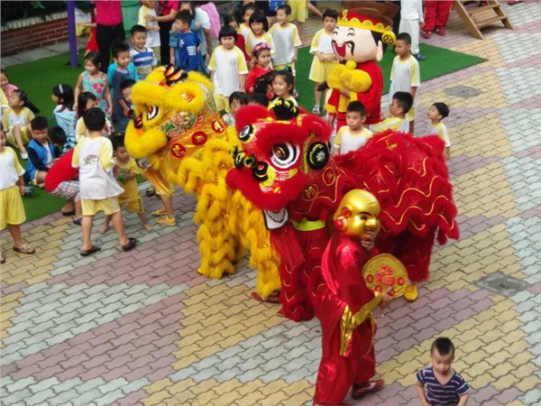 Bé vui xuân 2018